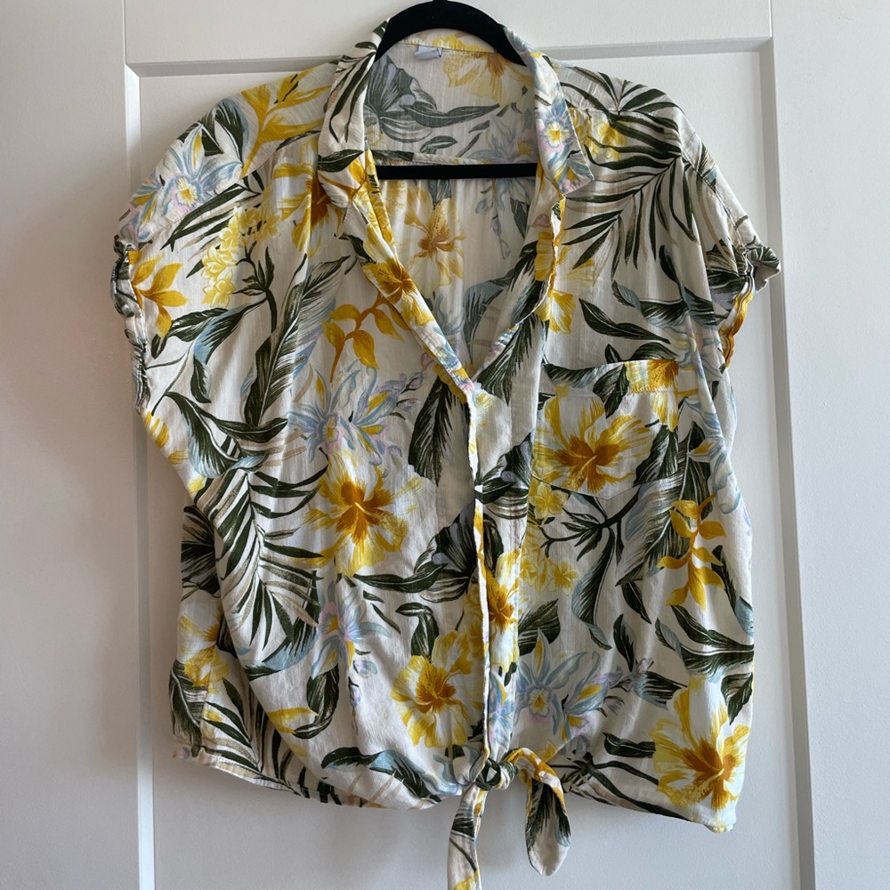 Cute Hawaiian style collared button down with tie